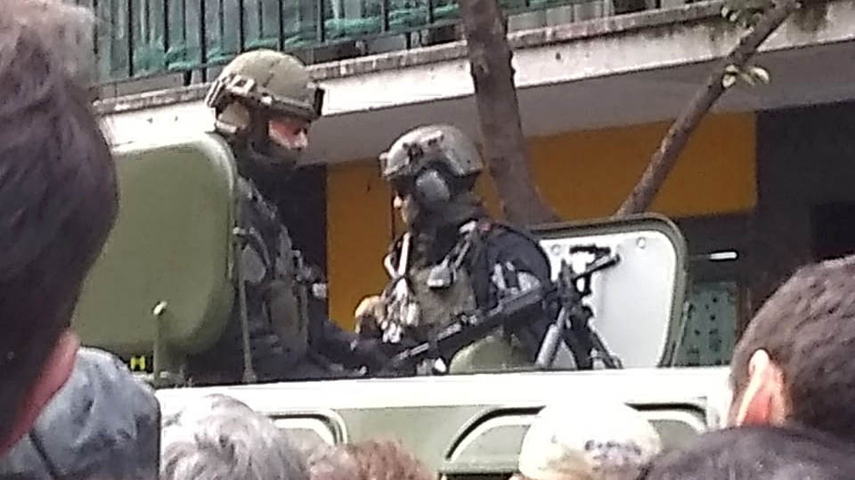 El auto blindado y el arma apuntada hacia la multitud.