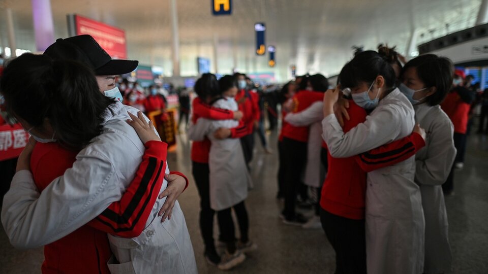 Horas de emoción con las enfermeras de  Wuhan por el fin de la cuarentena. 