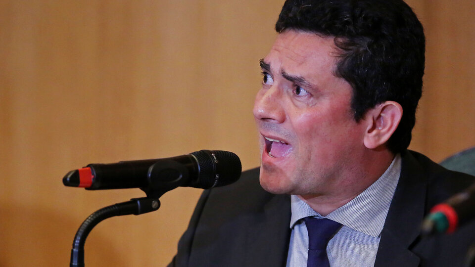 La reacción siguiente de Moro fue levantar sospechas sobre la autenticidad del material y aventar la hipótesis de manipulación.Â