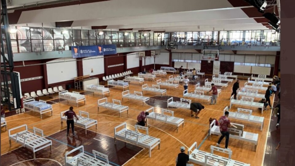 El gimnasio de Lanús está preparado con camas para recibir pacientes de coronavirus.