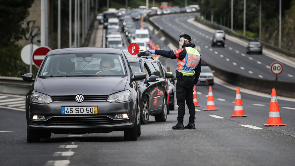 Control vehicular pr el coronavirus en las afueras de Lisboa.