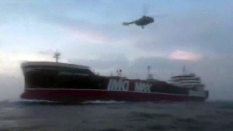 Captura de video de la Guardia Nacional iraní mostrando el abordaje al petrolero británico.