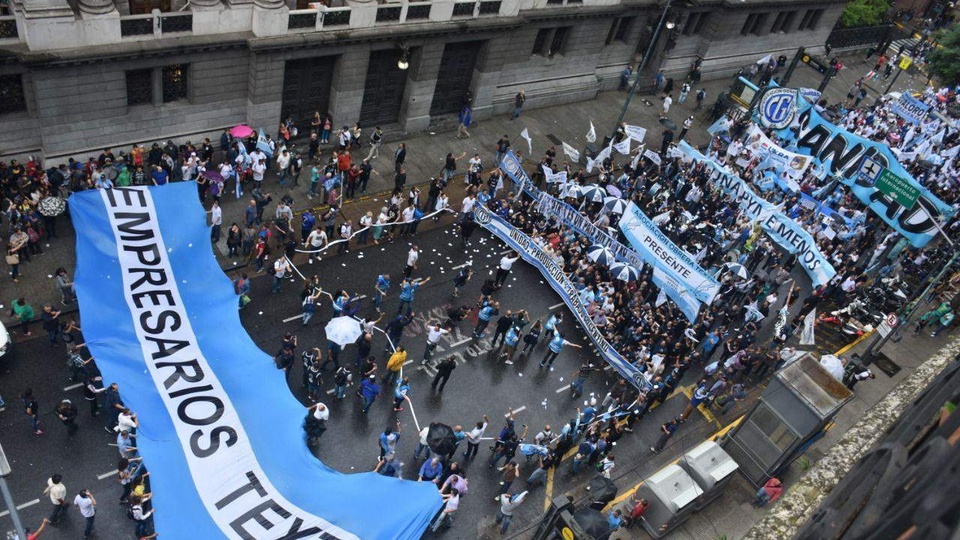 El 29 de mayo, trabajadores y empresarios textiles compartieron una marcha en reclamo por la situación del sector. 