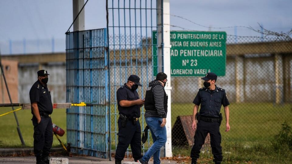 Denuncian que el preso muerto en Florencio Varela fue asesinado por agentes  del Servicio Penitenciario Bonarense | Hay cien guardias sumariados y fue  removida la cúpula del penal | Página|12