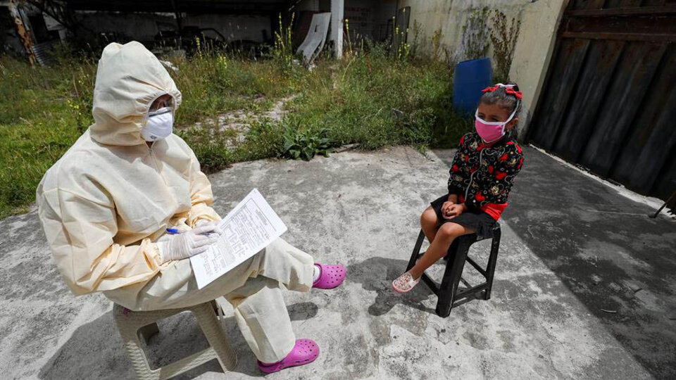 Un médico del Gobierno Provincial de Pichicncha registra información para detectar contagios por coronavirus ese lunes, en Quito (Ecuador).