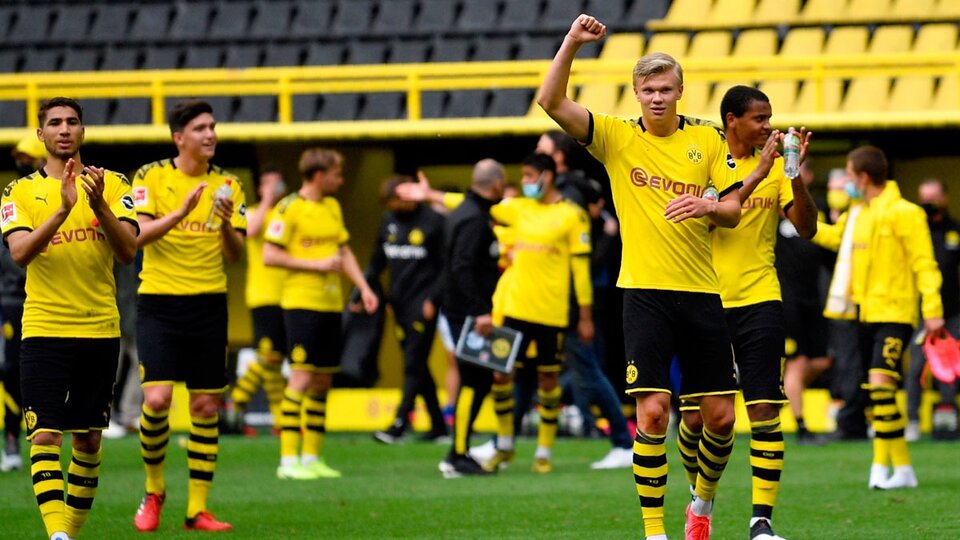 Volvió el fútbol en Alemania Tribunas vacías, barbijos y festejos con