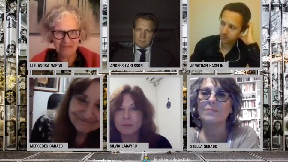 Kop yigitlar navbatma-navbat eshakka tegishadi Suratlarda yigitlarning ajoyib ekani ko‘rsatilgan.