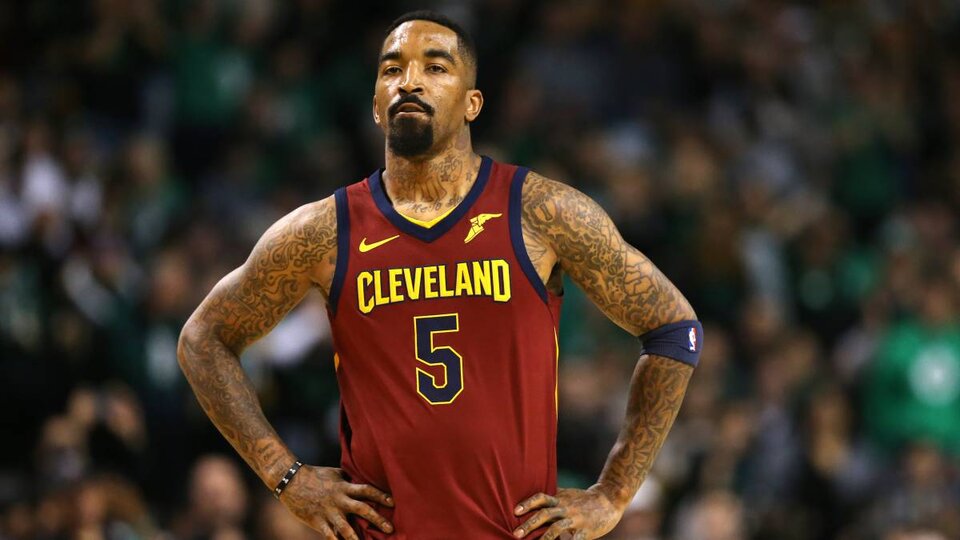 Un ex NBA golpeó a un manifestante por romperle una ventanilla
