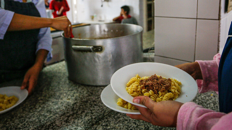 La Justicia le ordenó al gobierno porteño que entregue más comida a los comedores comunitarios | Ante el aumento de la demanda por la pandemia | Página12