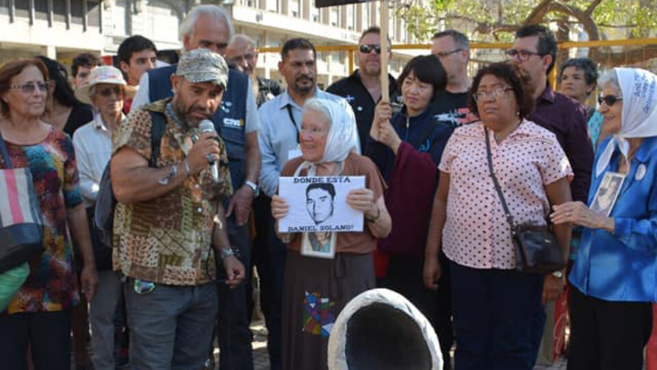 Julio César Baez, en una imagen de archivo, junto a Nora Cortiñas.