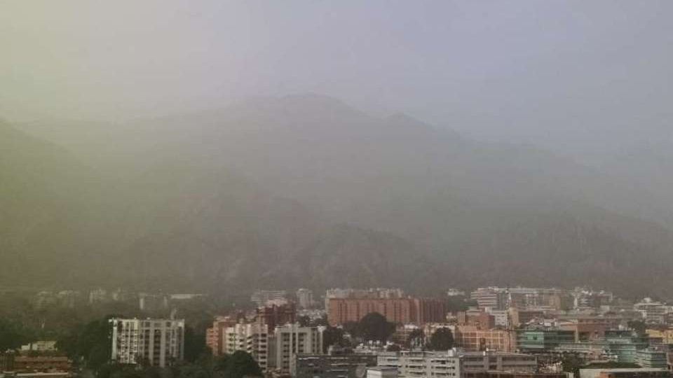 La nube de polvo sobre la ciudad de Caracas.