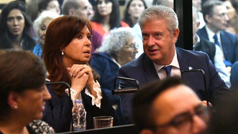 Cristina FernÃ¡ndez de Kirchner y su abogado, Carlos Beraldi, en el inicio del juicio oral en su contra.