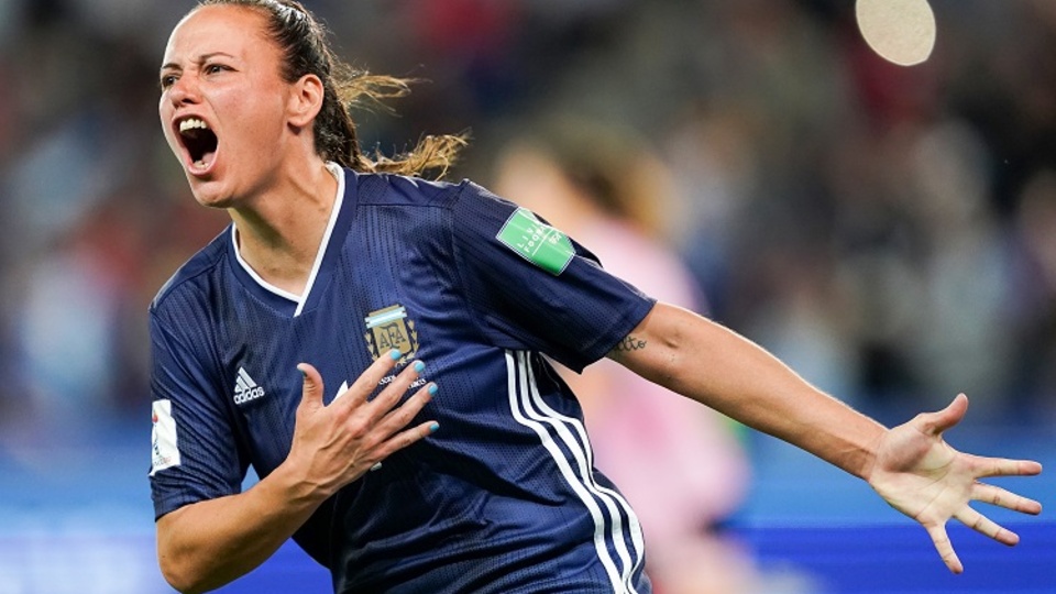 Bonsegundo, autora de dos goles, festeja el empate de la Selección.