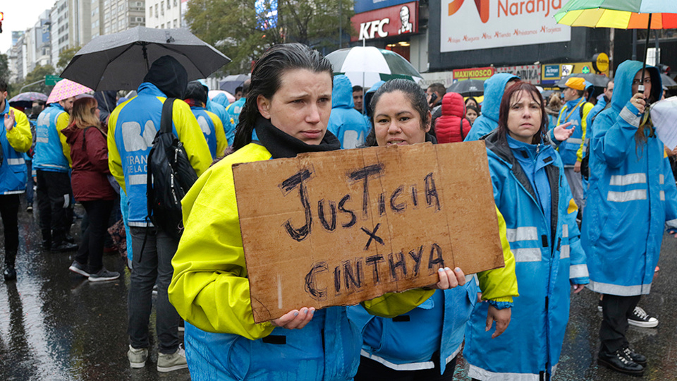 Los trabajadores se concentraron a la mañana frente al Obelisco y se mantuvieron allí hasta que fueron recibidos a la tarde.