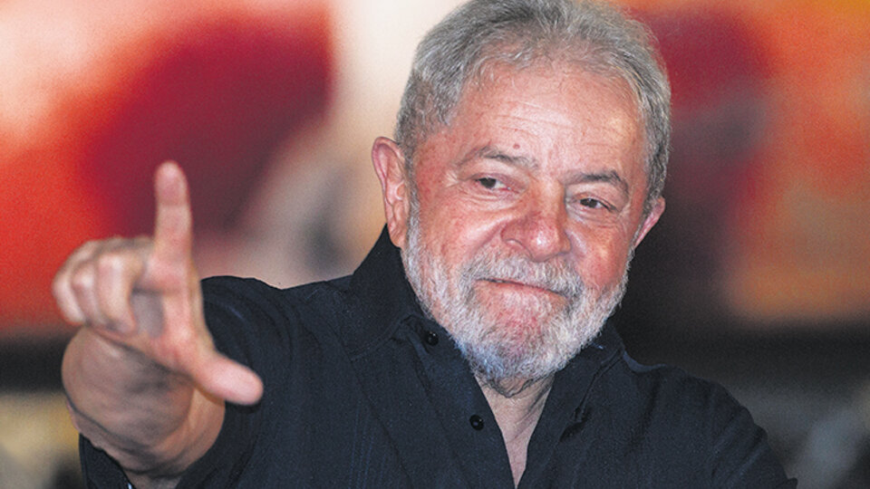 El grito "Lula Libre!" se escuchó de boca de los militantes concentrados frente al Palacio de Justicia.