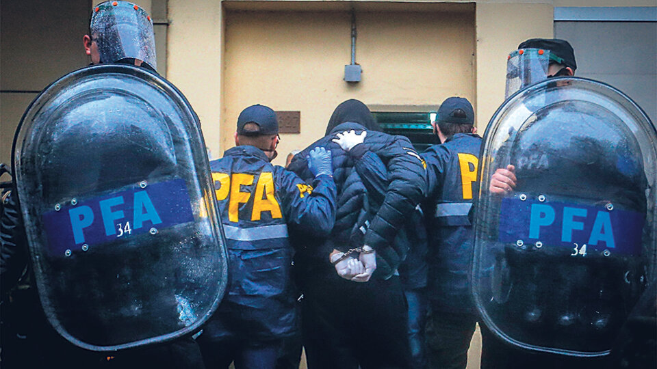 El momento en que los policías se llevaban detenido al espía Facundo Melo, uno de los agentes que reportaban en Casa Rosada.