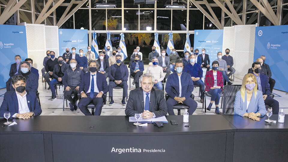 Alberto Fernández en su mensaje desde Olivos con funcionarios e intendentes. 