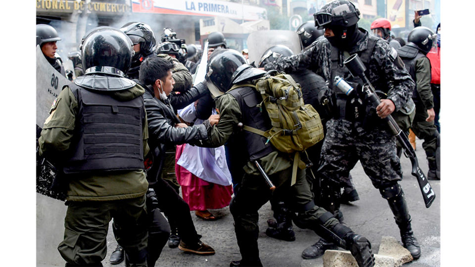 Represión a la resistencia contra el golpe en Bolivia.