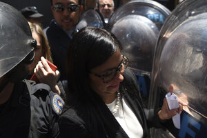Puertas cerradas y agresión policial contra la canciller venezolana (Fuente: AFP)