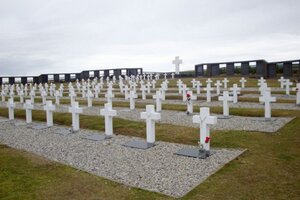 Se identificará a los soldados caídos en Malvinas y habrá un vuelo mensual (Fuente: Télam)
