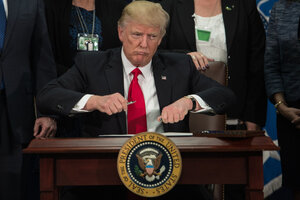 Trump firmó la orden para levantar el muro (Fuente: AFP)