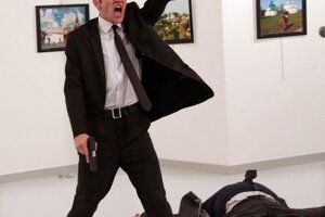 La imagen del asesino del embajador ruso es la foto del año