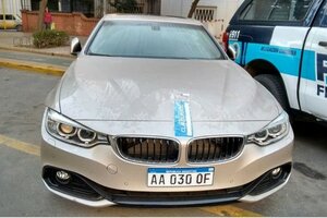 Un BMW con nombre y apellido y con el baúl vacío