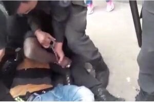 Un vendedor ambulante senegalés, golpeado y detenido 