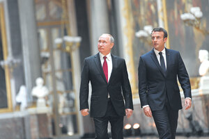 Macron y Putin escenifican un cruce de espadas (Fuente: AFP)