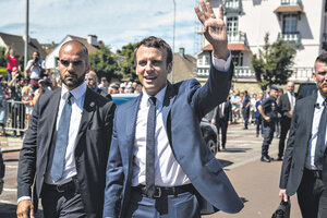 Francia le firma un cheque en blanco a Macron