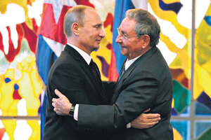 Putin abraza a Raúl Castro en La Habana durante su visita a Cuba en julio de 2014. (Fuente: AFP)