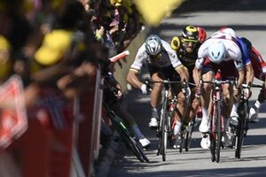 Echan a un ciclista del Tour de Francia por un codazo (Fuente: AFP)