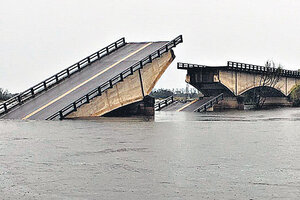 Puente caído sobre aguas turbulentas