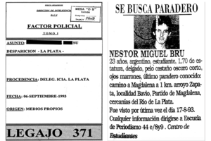 El legajo de Miguel Bru elaborado por la inteligencia policial. Un volante de búsqueda en el mismo expediente.