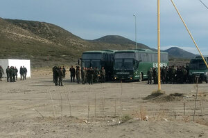 Trabajadores, bajo la custodia de Gendarmería (Fuente: La Gendarmería custodiando a los trabajadores de Tecpetrol)