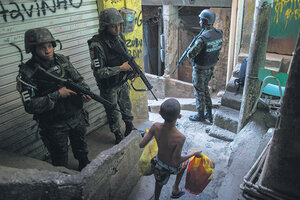 Militares en las favelas y al acecho (Fuente: AFP)