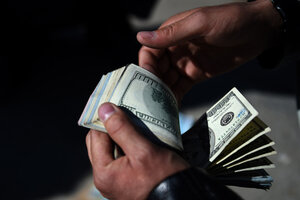 Cambiemos (dólares en la vía pública) (Fuente: AFP)