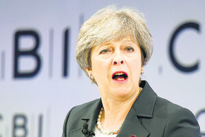 Theresa May quedó atada de pies y manos (Fuente: EFE)