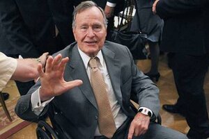 La larga mano de George Bush padre (Fuente: AFP)