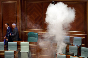 Gas lacrimógeno en una votación en el Parlamento de Kosovo (Fuente: EFE)