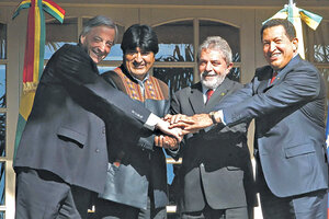 Un abrazo solidario de los líderes de la región (Fuente: AFP)