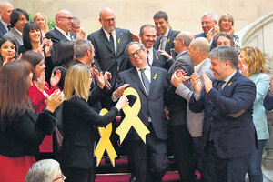 Los diputados de Junts per Catalunya saludan a su nuevo líder, Quim Torra. (Fuente: EFE)