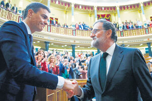 Pedro Sánchez recibe el saludo de su antecesor, Mariano Rajoy, instantes después de su investidura, ayer, en el Congreso español. (Fuente: EFE)
