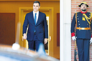 Sánchez se dirigió a su nuevo despacho en la Moncloa y desde entonces no pronuncia palabra. (Fuente: AFP)