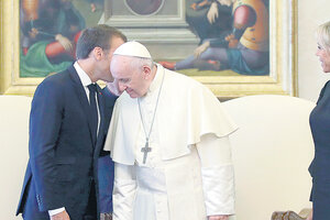 “Todos somos pobres”, dijo el Papa a Macron (Fuente: AFP)
