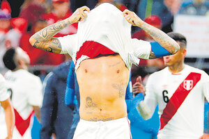 El dolor de los peruanos, tras la derrota 1-0 frente a los franceses. (Fuente: EFE)