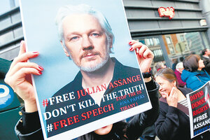 Assange denuncia haber sido espiado