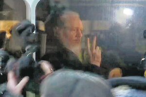 Assange saluda a sus seguidores camino al Departamento de Policía en Londres.