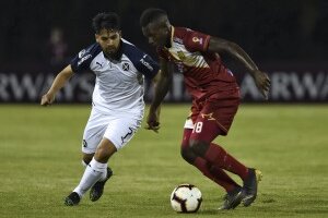 Copa Sudamericana: Independiente no pudo con las Aguilas Doradas (Fuente: Martín Benítez disputa la pelota en Antioquia.)