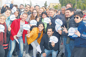 El candidato Sergio Ziliotto junto a jóvenes en el cierre de campaña.